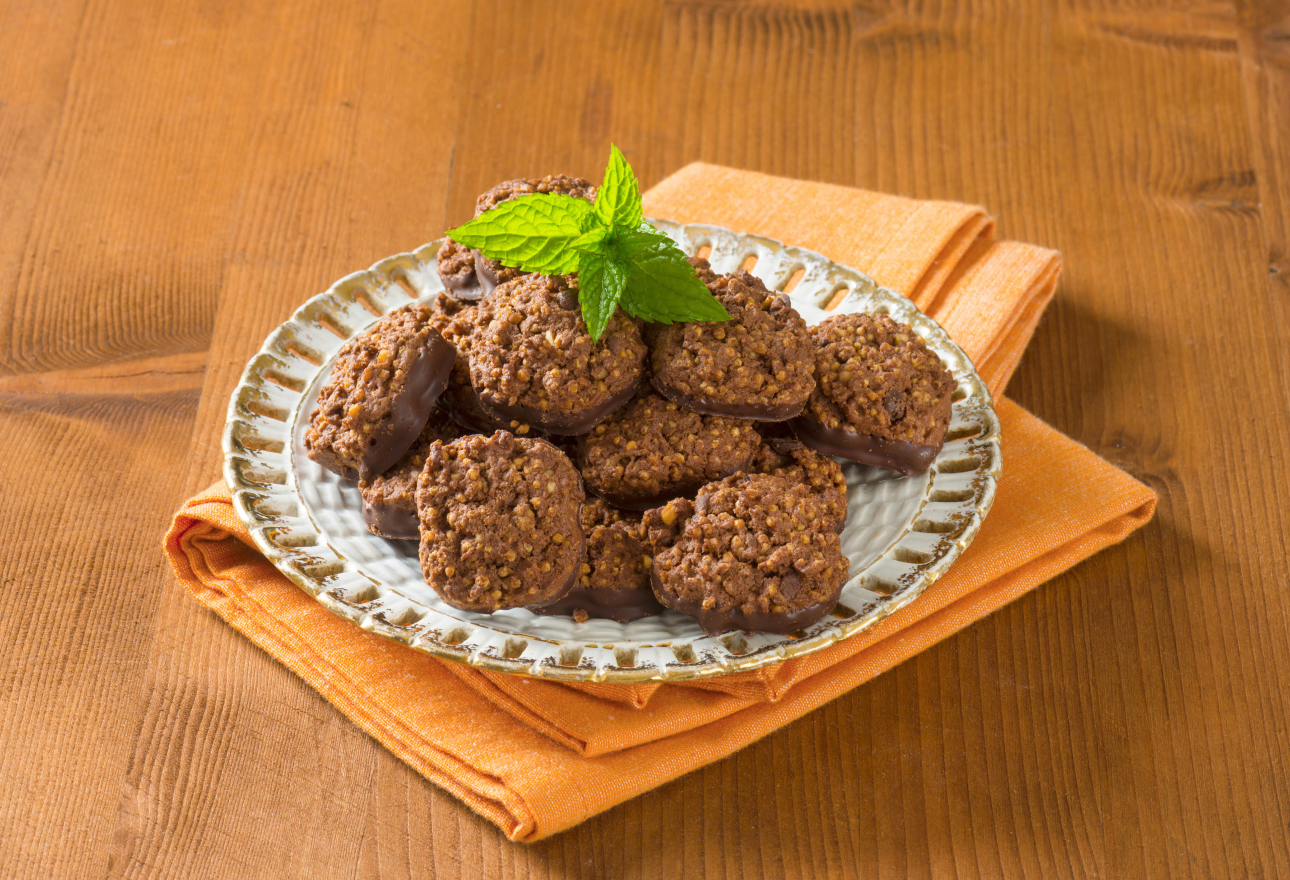 “Chocolate” Quinoa Cookie Crisps